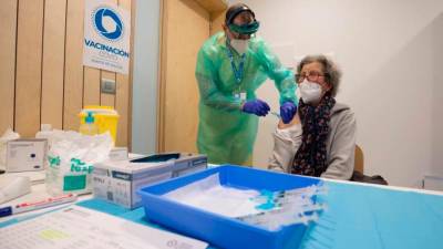 Más vacunados que positivos por COVID en España