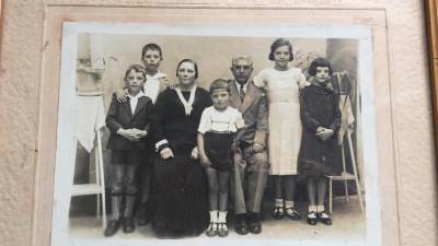 Una fotografía de época de la familia Freire Rial, cuna de farmacéuticas, al completo. Foto: Gallego