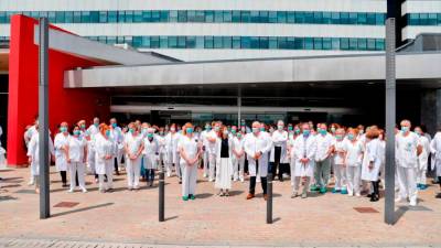 Los profesionales sanitarios del Hospital Universitario Central de Asturias (HUCA) se concentraron a las puertas del centro sanitario para celebrar la concesión del Premio Princesa de Asturias de la Concordia 2020. . FOTO: EFE/J.L. Cereiji
