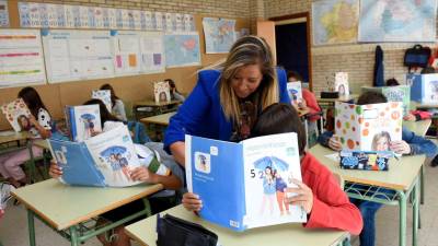 Una profesora del colegio Pérez Viondi de A Estrada consulta junto a uno de sus alumnos un libro de Matemáticas. Foto: Puri Sangiao 