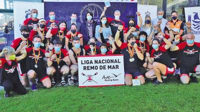 Los integrantes del CR Vigo, campeones de la I Liga Nacional de Remo de Mar. Foto: S. E. 