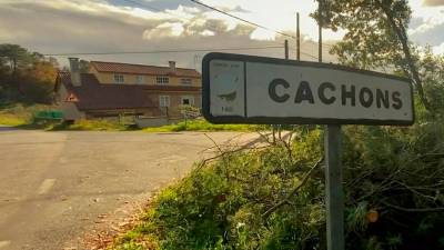 Un dos accesos á localidad teense de Cachóns, na parroquia de Oza. Foto: VV