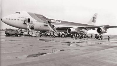 Emigrantes gallegos embarcan en un Boeing 747 en Lavacolla para regresar a México tras unas vacaciones en Galicia en 1990. Foto: Archivo ECG