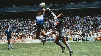 1986. La mano de Dios. Maradona anota un gol con la mano en el partido entre Argentina e Inglaterra durante la Copa Mundial de Fútbol. (Fuente, www.momentosdelpasado.blogspot.com)