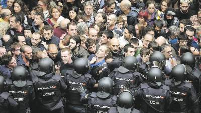 Agentes antidisturbios forman un cordón de seguridad el 1-0. Foto: Alberto Estévez