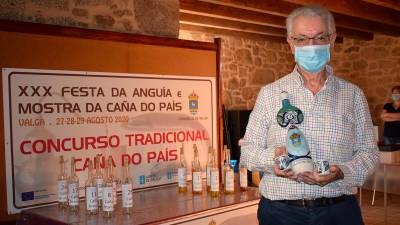 O alcalde de Valga, José María Bello, coa botella conmemorativa