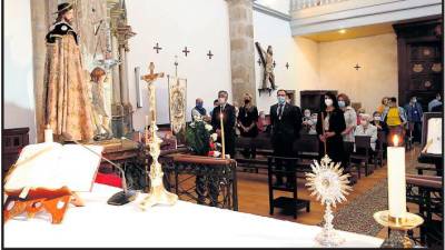 Miembros de la Corporación compostelana, en las primeras filas, durante la ceremonia religiosa en la que se procedió a renovar el Voto a San Roque, patrón de la ciudad