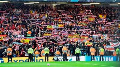 Aficionados del Atlético de Madrid, en Anfield. Foto: EFE