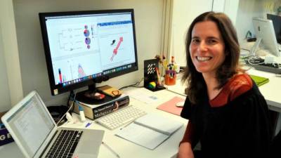 La científica Sara Rocha en su despacho de trabjo Foto: UV