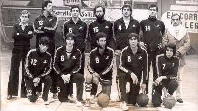 Mario Iglesias, con el número 7, junto a Julio Bernárdez y delante de Pepe Casal en la plantilla del curso 1980/81.