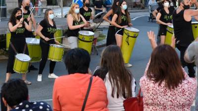Actuación de la Batucada Latexo Percusión ayer por las calles de la localidad de A Estrada . Foto: Sangiao 