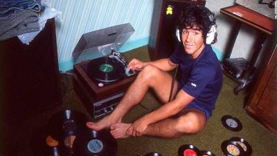 Diego Armando Maradona nos ha dejado. El mito, la figura y la música a su alrededor no.