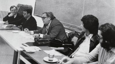 El autor –segundo por la derecha, en 1979– junto a José Luis Alvite. Al fondo, José Manuel Rey.Foto: ECG