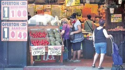 Clientes realizan sus compras en una frutería ‘low cost’ o de bajos precios. Foto: Eduardo Parra/Europa Press 