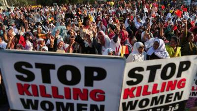 Mujeres paquistanís marchan con pancartas en las que se lee “Paren de matar mujeres” durante el Día Internacional de la Mujer, celebrado en Karachi. (Fuente, elpais.com)
