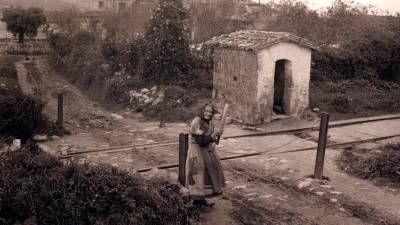 1924. Señora encargada de la bandera en un paso a nivel de ferrocarril en Padrón - A Coruña. Fotografía perteneciente al catálogo de la exposición Unha mirada de antano. (Autora, Ruth Matilda Anderson para The Hispanic Society of America).