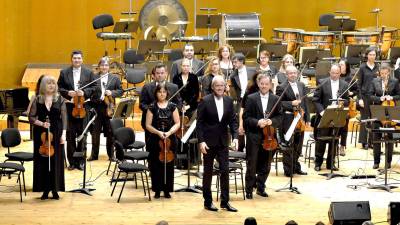 Los músicos de la real Filharmonía de Galicia con su director, Paul Daniel, al frente