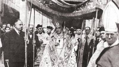 El arzobispo Muniz de Pablos, bajo palio, solicitó al papa Pío XI la prórroga del Año Santo de 1937. Foto: Ksado
