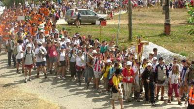 Riadas de jóvenes peregrinos, encabezados por el cardenal Rouco Varela, durante la PEJ de 2004 en Santiago. Foto: ECG