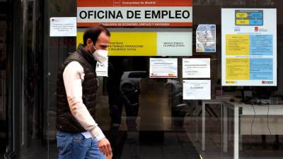Un hombre pasando al lado de una oficina de empleo en Madrid. Foto: E.P.