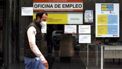 En la foto de archivo, una persona pasa por delante de una oficina de empleo, en Madrid. EUROPA PRESS
