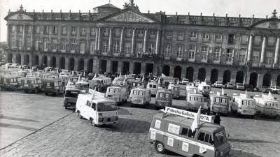 1980. Varios vehículos parten de la Plaza del Obradoiro para apoyar la campaña del Referendum de autonomía para Galicia. Santiago de Compostela. (Fuente, El Correo Gallego).