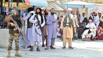 Soldados paquistaníes y combatientes talibanes vigilan la frontera con Afganistán. Foto: E.P.