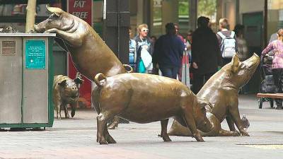 Un día fuera. En esta conjunto de esculturas, de la artista Ruth Fazakerley, se puede ver como cuatro cerdos se pasean por la acera del principal distrito comercial de la ciudad de Adelaida. (Imagen, increible.co)