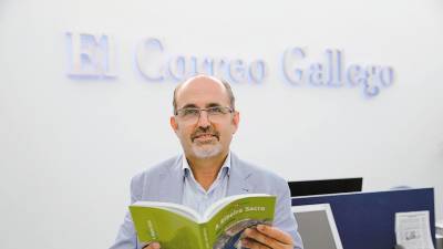 PRESENTACIÓN. Manuel Garrido con uno de los ejemplares de su guía de autor. Foto: F. Blanco