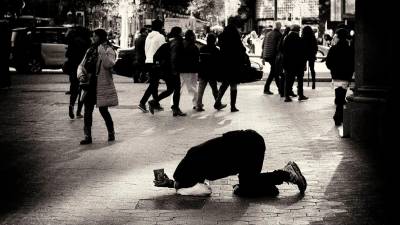 Imagen de archivo de una persona pidiendo en una calle de Barcelona. FOTO: Esteban Delaiglesia