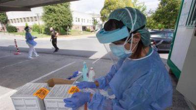 Unha sanitaria prepara probas PCR en Monforte de Lemos (Lugo). - CARLOS CASTRO - EUROPA PRESS