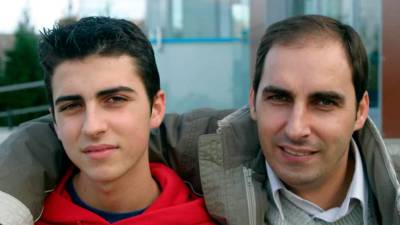 El director comercial acompañado de su hijo Alberto en una entrañable fotografía familiar de hace 20 años en Santiago. Foto: ECG