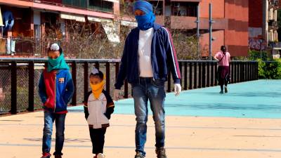 . L'HOSPITALET (BARCELONA), 28/04/2020.- Una familia sij pasea por L'Hospitalet (Barcelona), este martes, cuando se cumplen 45 días de confinamiento por el estado de alarma decretado por el Gobierno por la crisis del coronavirus. EFE/Toni Albir