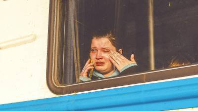 angustia. Una mujer llora mientras se despide de su marido en Lviv. Foto: Zuma Press
