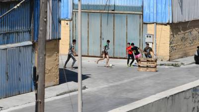 Menores acogidos juegan al fútbol en el Tarajal. Foto: Antonio Sempere/E.P.