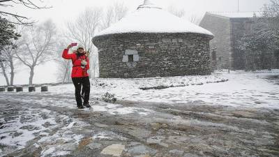 nieve. Una turista en O Cebreiro, donde se registraron ya las primeras nevadas . Foto: ECG
