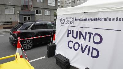 En la foto de archivo, punto COVID en el ambulatorio de O Ventorrillo, en A Coruña. EUROPA PRESS