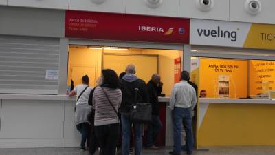 Clientes de Iberia en uno de los mostradores de la compañía española en el Aeropuerto Rosalía de Castro. Foto: Archivo ECG