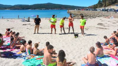 Nenos e nenas de Ponteceso seguindo os simulacros na praia de Balarés. Foto: C. P.