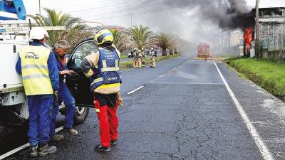 Para abordar la incidencia fue necesario cortar la vía en dirección A Coruña. Foto: A. Hernández