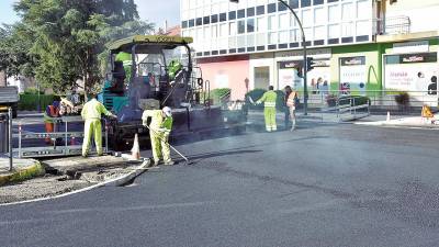 Obras de asfaltado na avenida da Maía á altura do desvío de Paraxó este martes. Foto: CA