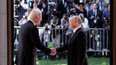 Biden y Putin se estrechan la mano ante numerosos reporteros gráficos en Ginebra. Foto: E.P.