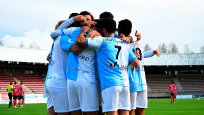CELEBRACIÓN Los jugadores del Compostela, celebrando un gol durante la presente temporada. Foto: Amadeo Rey