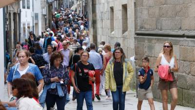 Visitantes en las calles del casco histórico de Santiago, el pasado verano. Foto: F. Blanco