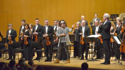 orquesta. Alcalde, centro, saludando entre los músicos de la Real Filharmonía de Galicia. Foto: R.F.G.