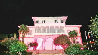 El Concello se iluminó de rosa por el 19 de octubre. Foto: C. P. 