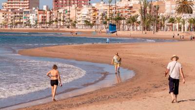 cambio de fase Varias personas disfrutaron del buen tiempo para caminar ayer por la playa de Rihuete, en Murcia. A partir de hoy, se permite el baño en los arenales. EFE/Marcial Guillén
