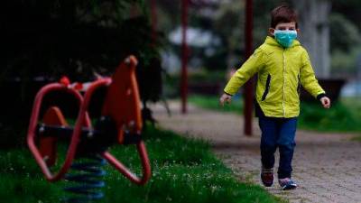 Imagen de archivo de un niño protegido con mascarilla corriendo en un parque de Valladolid. Foto: EFE