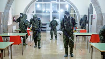 pandemia. Militares de la Brigada Galicia VII desinfectan el centro de mayores Nosa Señora dos Anxos. Foto: Brais Lorenzo 