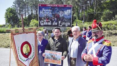 O alcalde de Valga e os concelleiros na presentación da recreación da batalla de Casal de Eirigo. Fotos: C.V.